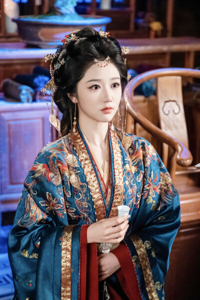 龙榻换人，我和假皇帝共享江山 岳雨婷∣苏鹂