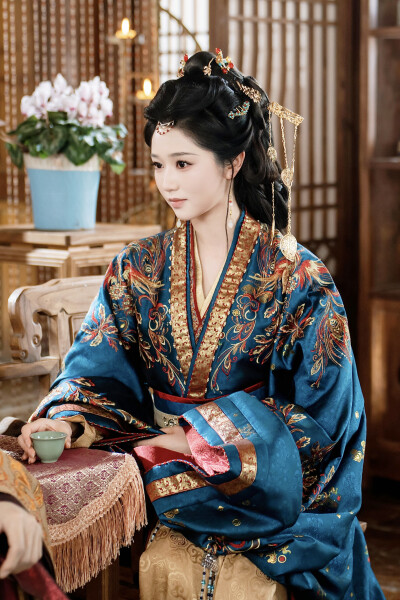 龙榻换人，我和假皇帝共享江山 岳雨婷∣苏鹂