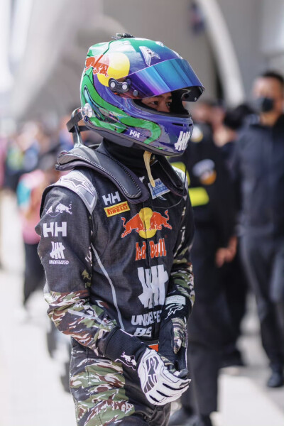 赛道滚烫，全速向前
85 号车手#王一博HH全球品牌代言人#
燃擎出征，为热爱全力以赴
#85RACING# 竞速精神不止
#敬速人生竞速同航#
#HELLY HANSEN#
#视野之外向远而生# ​​​