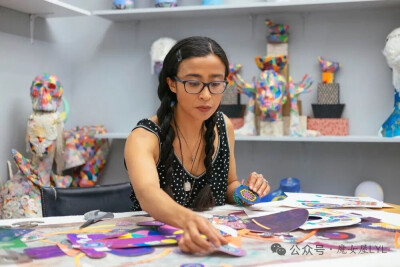 沙耶·伍尔法克 Saya Woolfalk
1979年生于日本岐阜市，是一位美国艺术家，以其对混合性、科学、种族和性别的多媒体探索而闻名。伍尔法克运用科幻和奇幻元素，从多个维度重新构想世界。
