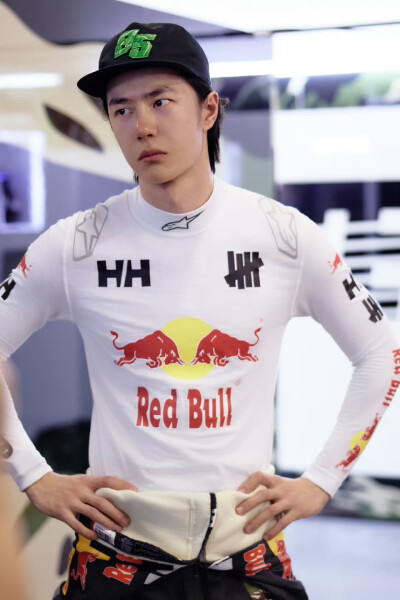 赛道滚烫，全速向前
85 号车手#王一博HH全球品牌代言人#
燃擎出征，为热爱全力以赴
#85RACING# 竞速精神不止
#敬速人生竞速同航#
#HELLY HANSEN#
#视野之外向远而生# ​​​