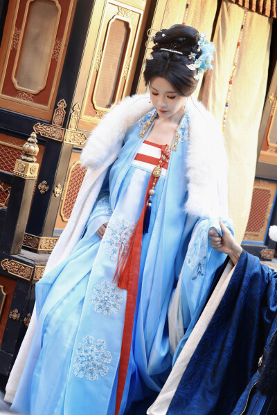 抱新郎 孟娜∣黄柳