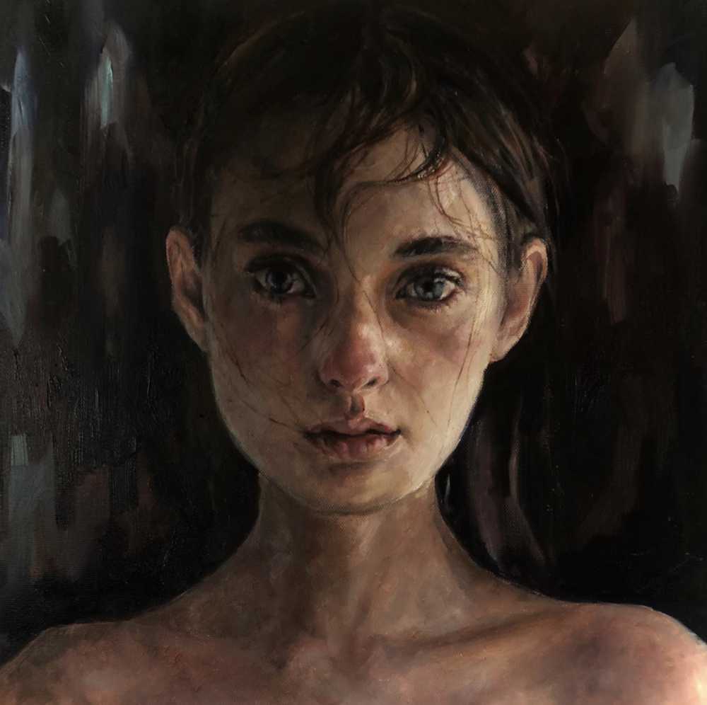 安娜丽莎·阿万奇尼是一位意大利的当代具象画家（1973）。她的作品主要为人物／肖像绘画，以油画材质见长。她以细腻而富有情感的肖像作品闻名，擅长通过光线、表情与色调的微妙变化揭示人物的内心世界。安娜丽莎的绘画以油画为主，常使用纸板或画布作为支撑，形成一种质感柔和、色调克制的视觉效果。她笔下的人物多处于静谧、略带疏离的氛围中，神情沉思、目光游离，似乎介于现实与梦境之间，展现出内省与脆弱的诗意特质。