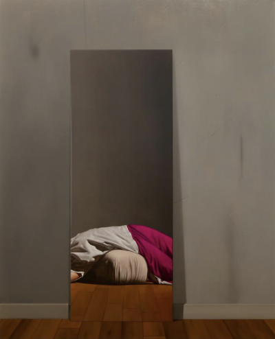 德瓦迪·哈贾布是一位阿尔及利亚出生、现居巴黎的当代艺术家。他的创作紧密结合摄影与绘画，以高度写实的油画形式展示处于极端、受约束或极具张力姿态的人体，置于形式严谨且视觉上稍带不安的室内环境中。