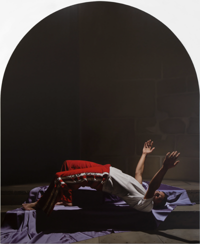 德瓦迪·哈贾布是一位阿尔及利亚出生、现居巴黎的当代艺术家。他的创作紧密结合摄影与绘画，以高度写实的油画形式展示处于极端、受约束或极具张力姿态的人体，置于形式严谨且视觉上稍带不安的室内环境中。