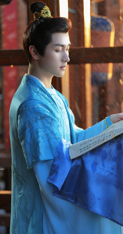 高鹤元《白日提灯》方先野