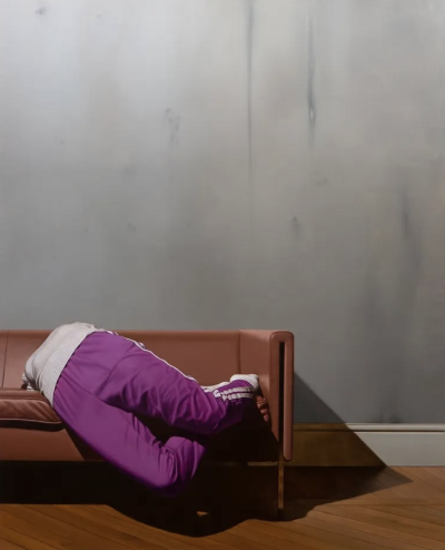 德瓦迪·哈贾布是一位阿尔及利亚出生、现居巴黎的当代艺术家。他的创作紧密结合摄影与绘画，以高度写实的油画形式展示处于极端、受约束或极具张力姿态的人体，置于形式严谨且视觉上稍带不安的室内环境中。