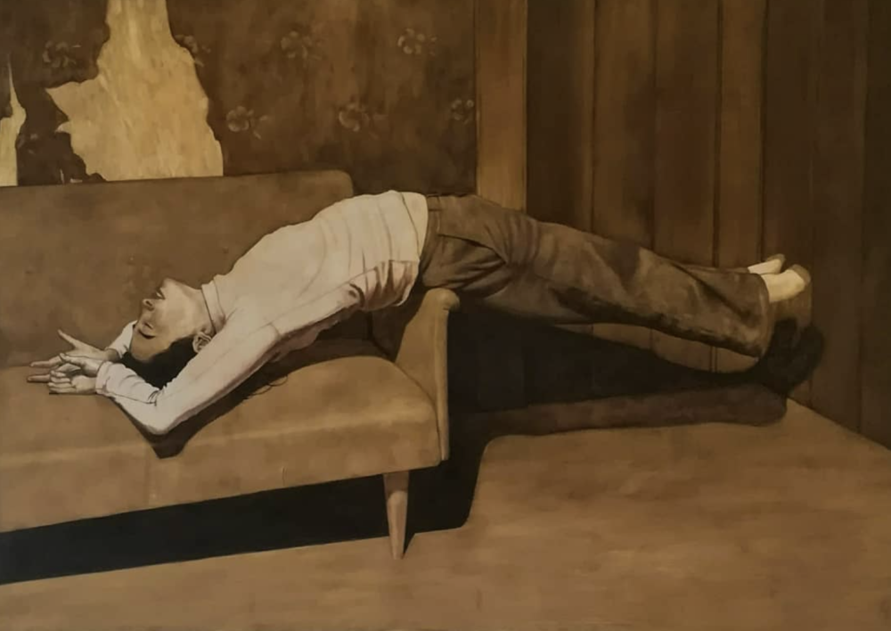 德瓦迪·哈贾布是一位阿尔及利亚出生、现居巴黎的当代艺术家。他的创作紧密结合摄影与绘画，以高度写实的油画形式展示处于极端、受约束或极具张力姿态的人体，置于形式严谨且视觉上稍带不安的室内环境中。