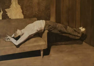 德瓦迪·哈贾布是一位阿尔及利亚出生、现居巴黎的当代艺术家。他的创作紧密结合摄影与绘画，以高度写实的油画形式展示处于极端、受约束或极具张力姿态的人体，置于形式严谨且视觉上稍带不安的室内环境中。