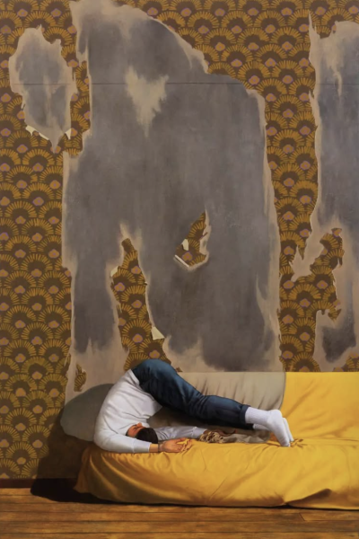 德瓦迪·哈贾布是一位阿尔及利亚出生、现居巴黎的当代艺术家。他的创作紧密结合摄影与绘画，以高度写实的油画形式展示处于极端、受约束或极具张力姿态的人体，置于形式严谨且视觉上稍带不安的室内环境中。