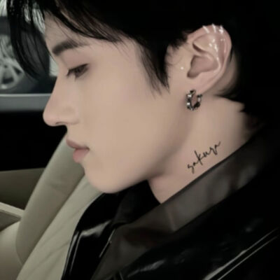 一位不愿透露姓名的好心人推荐我去截的哥特风闫水头像两张