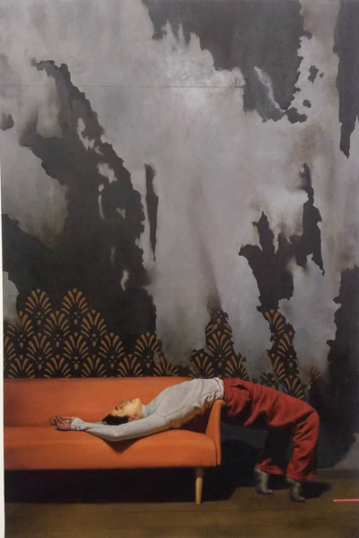 德瓦迪·哈贾布是一位阿尔及利亚出生、现居巴黎的当代艺术家。他的创作紧密结合摄影与绘画，以高度写实的油画形式展示处于极端、受约束或极具张力姿态的人体，置于形式严谨且视觉上稍带不安的室内环境中。