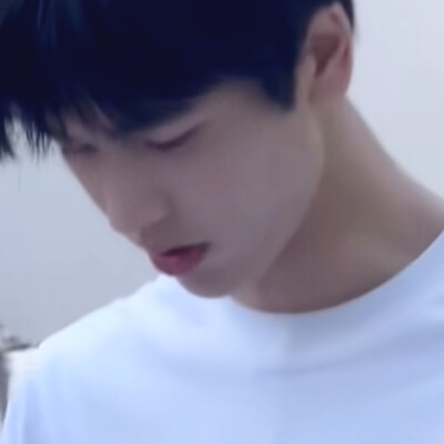 我跟你不一样，我很匮乏