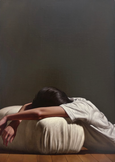 德瓦迪·哈贾布是一位阿尔及利亚出生、现居巴黎的当代艺术家。他的创作紧密结合摄影与绘画，以高度写实的油画形式展示处于极端、受约束或极具张力姿态的人体，置于形式严谨且视觉上稍带不安的室内环境中。