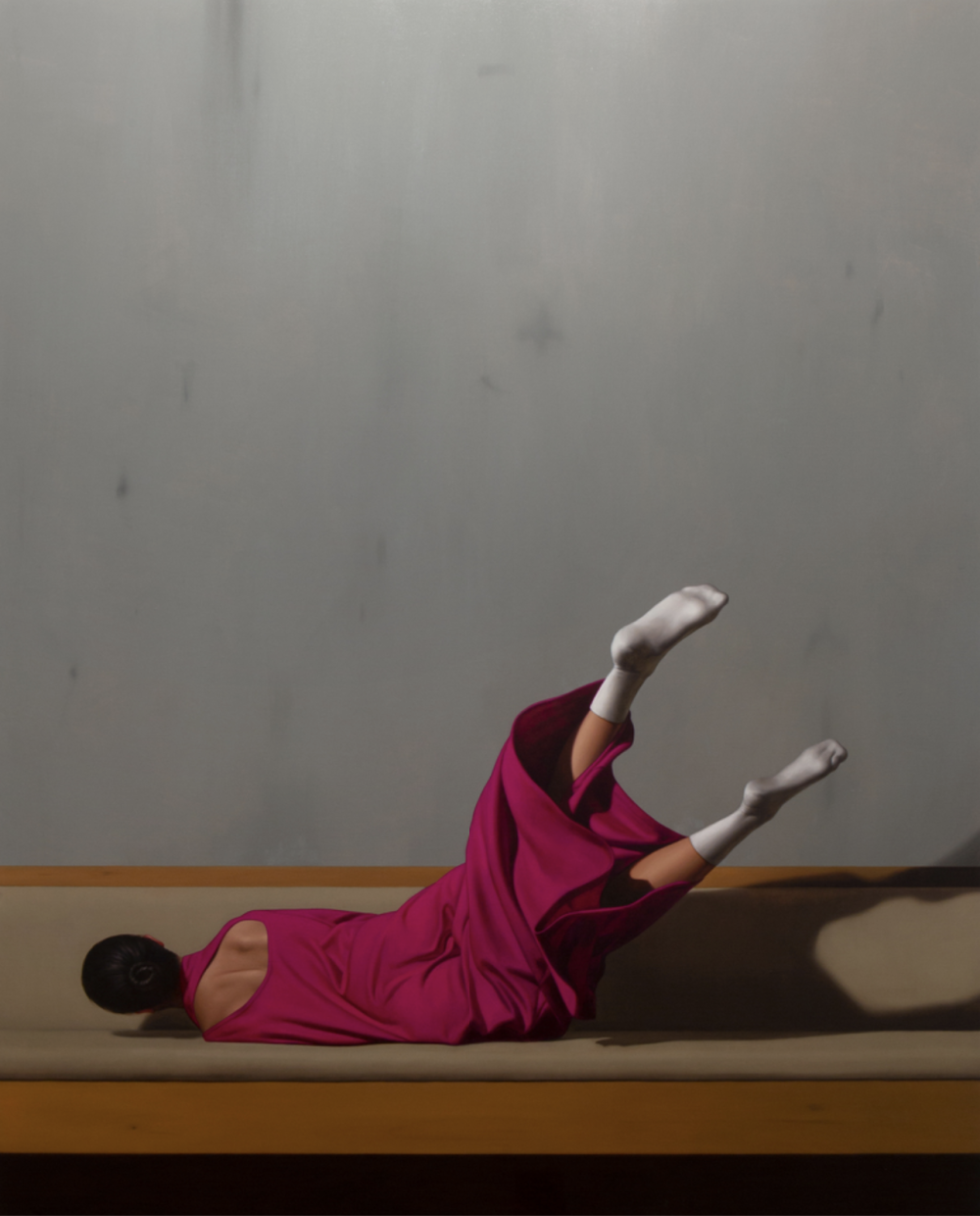 德瓦迪·哈贾布是一位阿尔及利亚出生、现居巴黎的当代艺术家。他的创作紧密结合摄影与绘画，以高度写实的油画形式展示处于极端、受约束或极具张力姿态的人体，置于形式严谨且视觉上稍带不安的室内环境中。