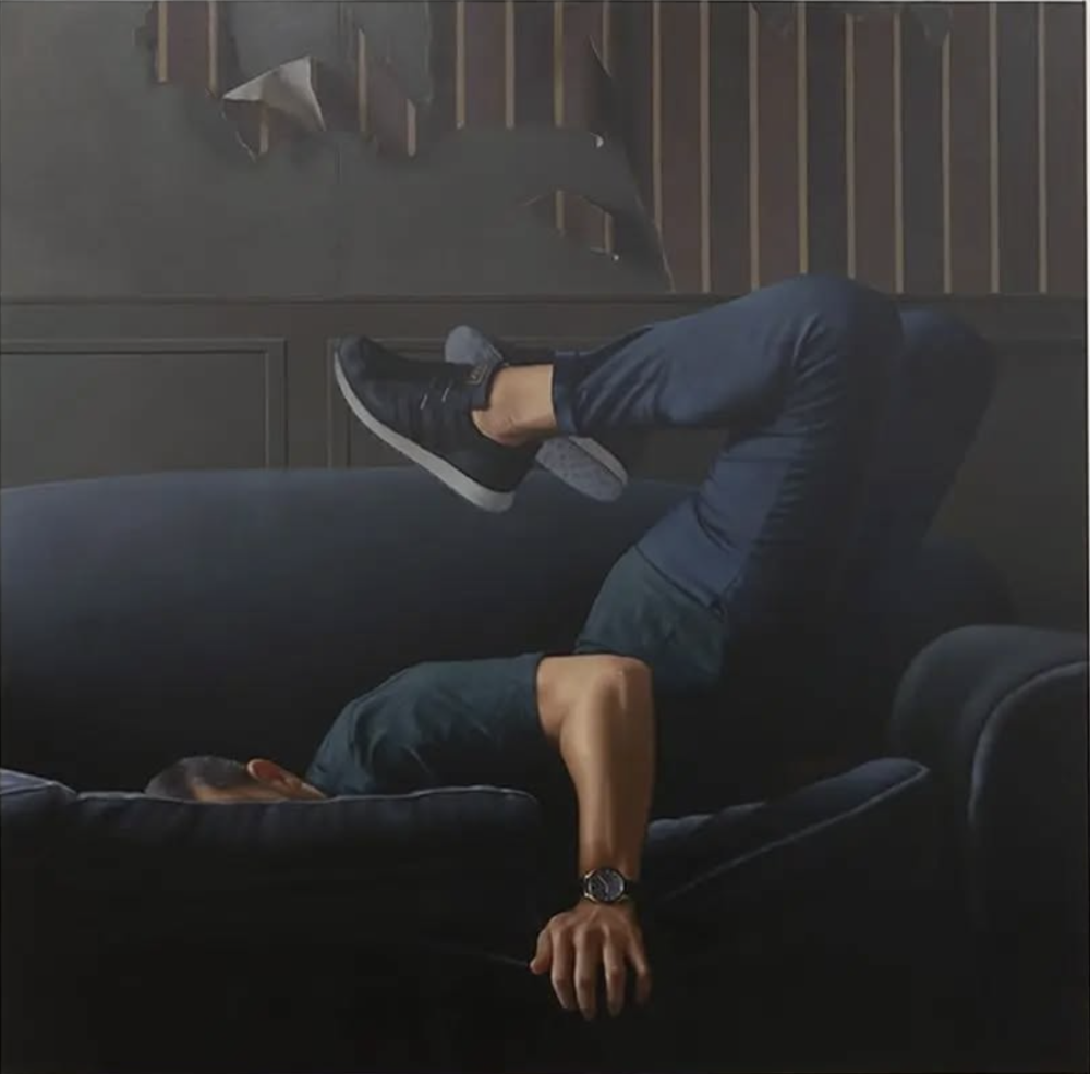 德瓦迪·哈贾布是一位阿尔及利亚出生、现居巴黎的当代艺术家。他的创作紧密结合摄影与绘画，以高度写实的油画形式展示处于极端、受约束或极具张力姿态的人体，置于形式严谨且视觉上稍带不安的室内环境中。