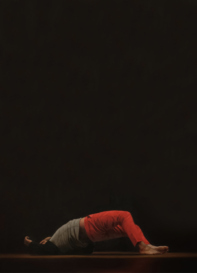 德瓦迪·哈贾布是一位阿尔及利亚出生、现居巴黎的当代艺术家。他的创作紧密结合摄影与绘画，以高度写实的油画形式展示处于极端、受约束或极具张力姿态的人体，置于形式严谨且视觉上稍带不安的室内环境中。