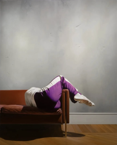 德瓦迪·哈贾布是一位阿尔及利亚出生、现居巴黎的当代艺术家。他的创作紧密结合摄影与绘画，以高度写实的油画形式展示处于极端、受约束或极具张力姿态的人体，置于形式严谨且视觉上稍带不安的室内环境中。