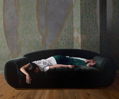 德瓦迪·哈贾布是一位阿尔及利亚出生、现居巴黎的当代艺术家。他的创作紧密结合摄影与绘画，以高度写实的油画形式展示处于极端、受约束或极具张力姿态的人体，置于形式严谨且视觉上稍带不安的室内环境中。