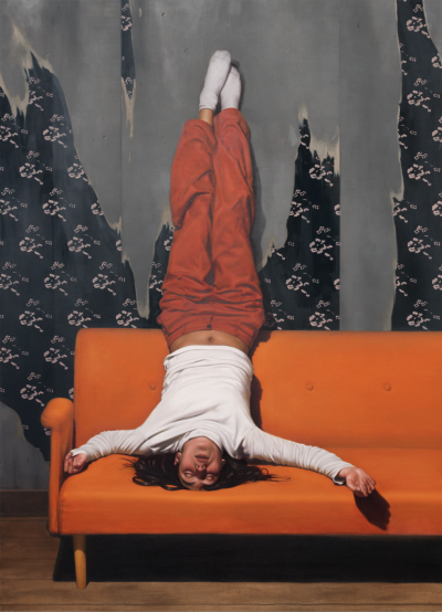 德瓦迪·哈贾布是一位阿尔及利亚出生、现居巴黎的当代艺术家。他的创作紧密结合摄影与绘画，以高度写实的油画形式展示处于极端、受约束或极具张力姿态的人体，置于形式严谨且视觉上稍带不安的室内环境中。