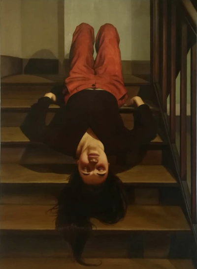 德瓦迪·哈贾布是一位阿尔及利亚出生、现居巴黎的当代艺术家。他的创作紧密结合摄影与绘画，以高度写实的油画形式展示处于极端、受约束或极具张力姿态的人体，置于形式严谨且视觉上稍带不安的室内环境中。