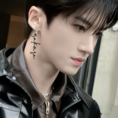 一位不愿透露姓名的好心人推荐我去截的哥特风闫水头像两张