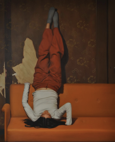 德瓦迪·哈贾布是一位阿尔及利亚出生、现居巴黎的当代艺术家。他的创作紧密结合摄影与绘画，以高度写实的油画形式展示处于极端、受约束或极具张力姿态的人体，置于形式严谨且视觉上稍带不安的室内环境中。