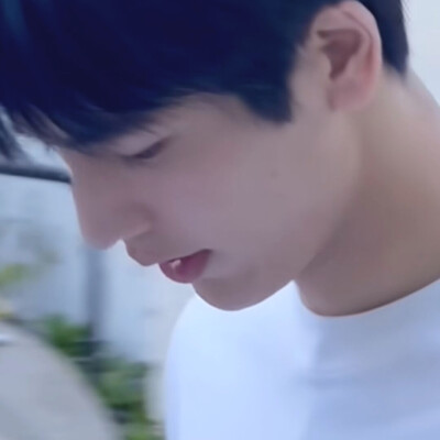 我跟你不一样，我很匮乏