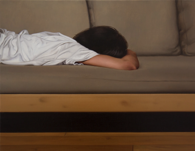 德瓦迪·哈贾布是一位阿尔及利亚出生、现居巴黎的当代艺术家。他的创作紧密结合摄影与绘画，以高度写实的油画形式展示处于极端、受约束或极具张力姿态的人体，置于形式严谨且视觉上稍带不安的室内环境中。