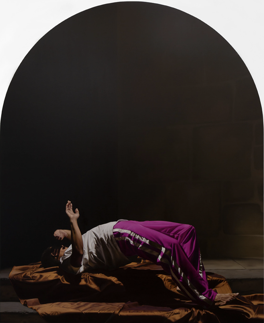 德瓦迪·哈贾布是一位阿尔及利亚出生、现居巴黎的当代艺术家。他的创作紧密结合摄影与绘画，以高度写实的油画形式展示处于极端、受约束或极具张力姿态的人体，置于形式严谨且视觉上稍带不安的室内环境中。