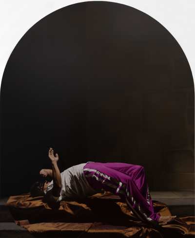 德瓦迪·哈贾布是一位阿尔及利亚出生、现居巴黎的当代艺术家。他的创作紧密结合摄影与绘画，以高度写实的油画形式展示处于极端、受约束或极具张力姿态的人体，置于形式严谨且视觉上稍带不安的室内环境中。