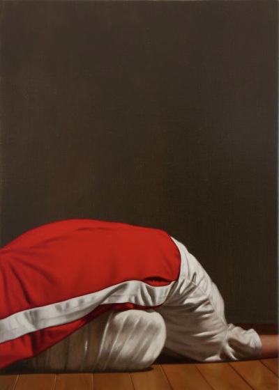 德瓦迪·哈贾布是一位阿尔及利亚出生、现居巴黎的当代艺术家。他的创作紧密结合摄影与绘画，以高度写实的油画形式展示处于极端、受约束或极具张力姿态的人体，置于形式严谨且视觉上稍带不安的室内环境中。