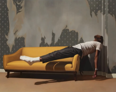 德瓦迪·哈贾布是一位阿尔及利亚出生、现居巴黎的当代艺术家。他的创作紧密结合摄影与绘画，以高度写实的油画形式展示处于极端、受约束或极具张力姿态的人体，置于形式严谨且视觉上稍带不安的室内环境中。