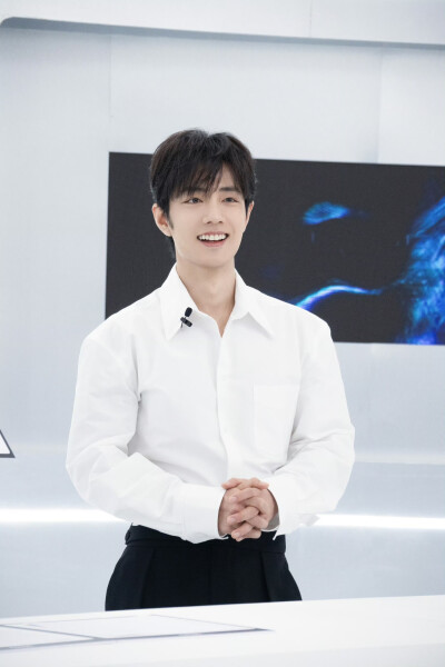 #日常见肖战# 时光悄悄停驻，与@肖战 一同在光影中舒展～稍后见 ​​​