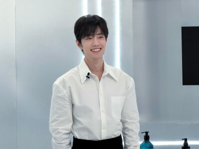 #日常见肖战# 时光悄悄停驻，与@肖战 一同在光影中舒展～稍后见 ​​​