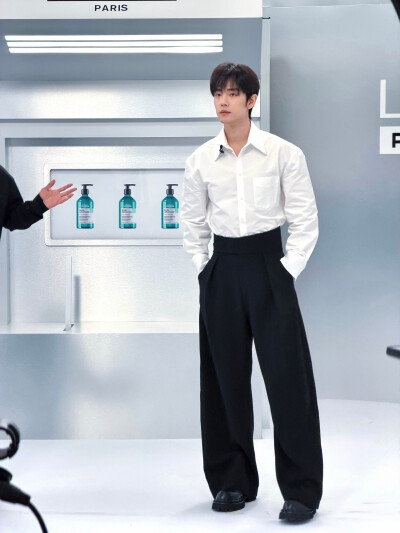 #日常见肖战# 时光悄悄停驻，与@肖战 一同在光影中舒展～稍后见 ​​​