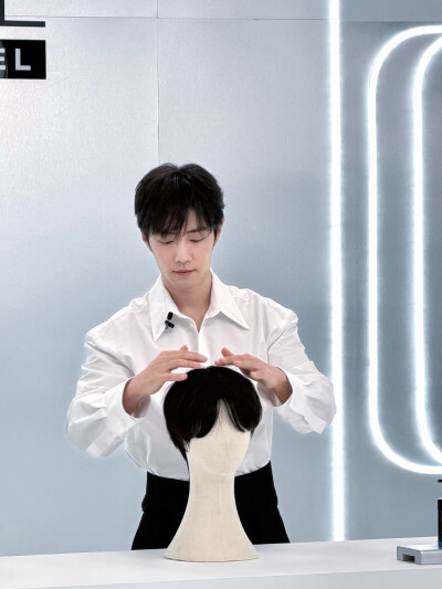 #日常见肖战# 时光悄悄停驻，与@肖战 一同在光影中舒展～稍后见 ​​​