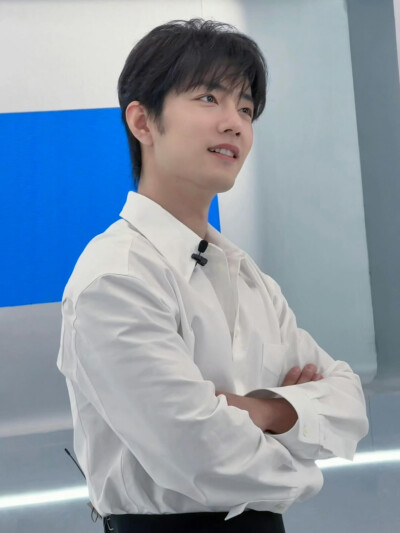 #日常见肖战# 时光悄悄停驻，与@肖战 一同在光影中舒展～稍后见 ​​​