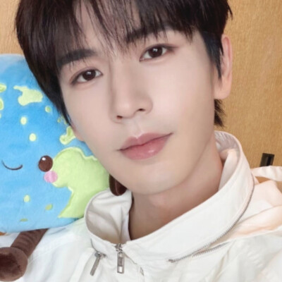 又开始呆呆的自拍