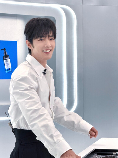 #日常见肖战# 时光悄悄停驻，与@肖战 一同在光影中舒展～稍后见 ​​​