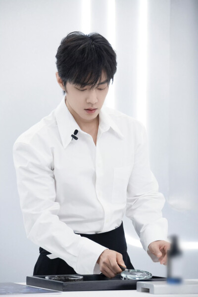 #日常见肖战# 时光悄悄停驻，与@肖战 一同在光影中舒展～稍后见 ​​​