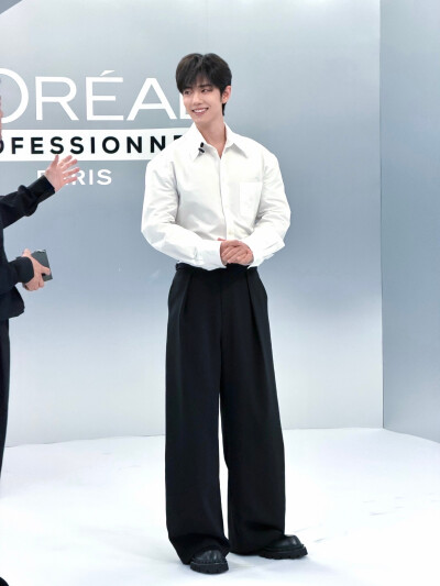 #日常见肖战# 时光悄悄停驻，与@肖战 一同在光影中舒展～稍后见 ​​​