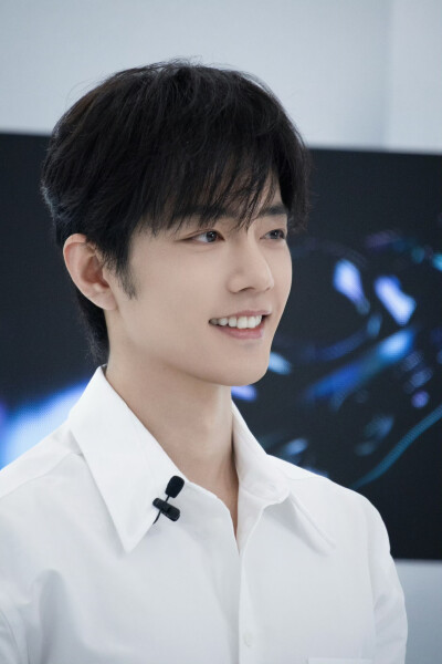 #日常见肖战# 时光悄悄停驻，与@肖战 一同在光影中舒展～稍后见 ​​​