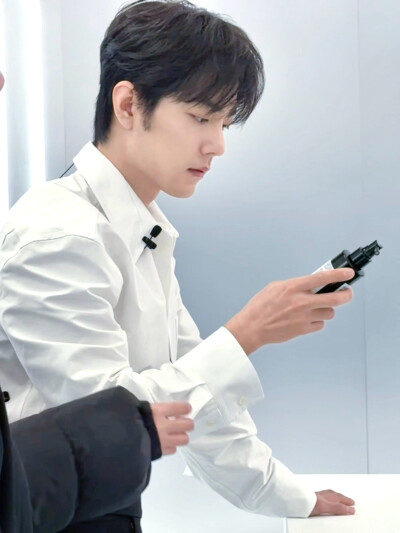 #日常见肖战# 时光悄悄停驻，与@肖战 一同在光影中舒展～稍后见 ​​​