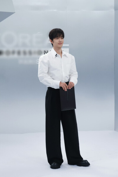 #日常见肖战# 时光悄悄停驻，与@肖战 一同在光影中舒展～稍后见 ​​​