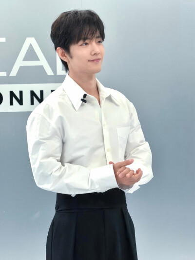 #日常见肖战# 时光悄悄停驻，与@肖战 一同在光影中舒展～稍后见 ​​​