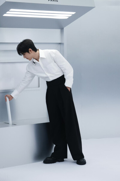 #日常见肖战# 时光悄悄停驻，与@肖战 一同在光影中舒展～稍后见 ​​​