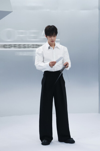 #日常见肖战# 时光悄悄停驻，与@肖战 一同在光影中舒展～稍后见 ​​​