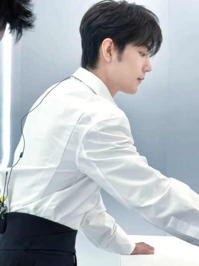 #日常见肖战# 时光悄悄停驻，与@肖战 一同在光影中舒展～稍后见 ​​​