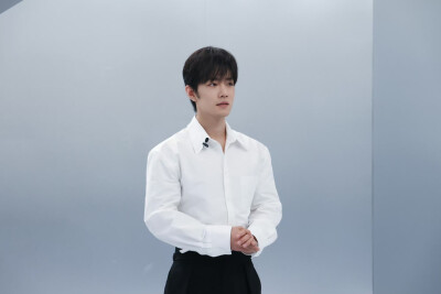 #日常见肖战# 时光悄悄停驻，与@肖战 一同在光影中舒展～稍后见 ​​​